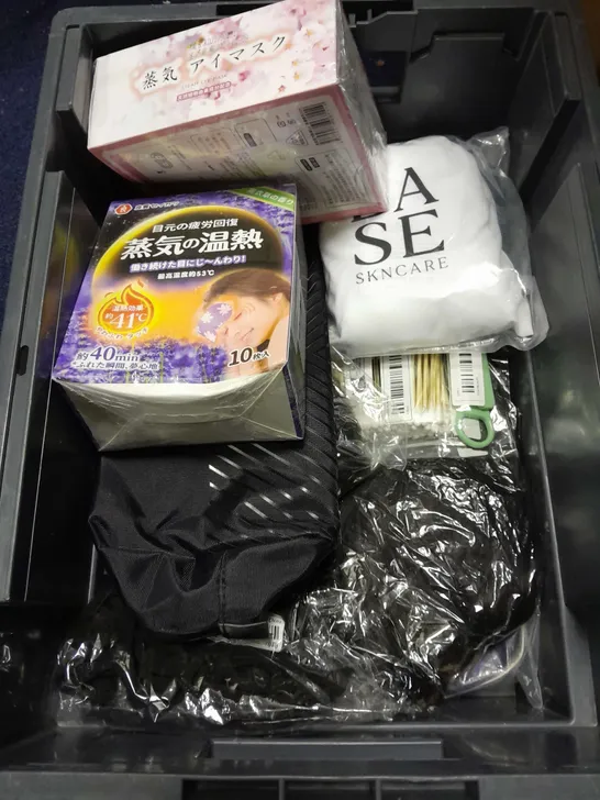 TOTE OF APPROX 10 SYNTHETIC HAIR PRODUCTS TOO INCLUDE WIGS AND ACCESSORIES 