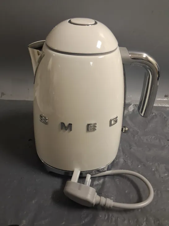 BOXED SMEG WHITE KETTLE