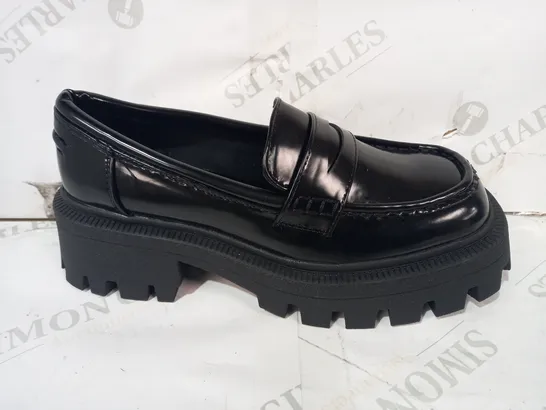 BOXED PAIR OF ASOS DESIGN WIDE FIT CHUNKY LOAFER IN BLACK UK SIZE 6