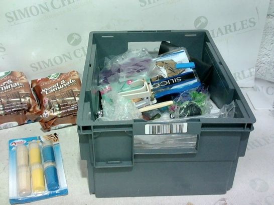 LOT OF APPROX. 15 ASSORTED ITEMS TO INCLUDE: WOOD & LAMINATE WIPES, TOOTHPICKS, DINNER KNIVES