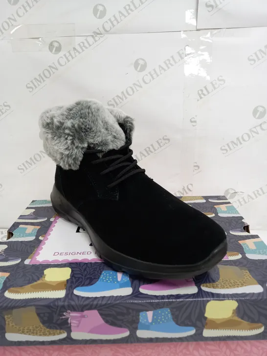 BOXED SKETCHERS GOWALK BOOTS IN BLACK WITH FUR TOP - UK SIZE 6