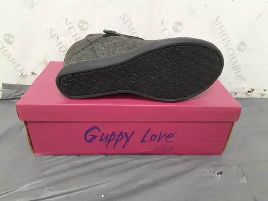 BOX OF APPROXIMATELY 6 PAIRS OF GUPPY LOVE WEDGED OPEN TOP SHOE - SIZE 43