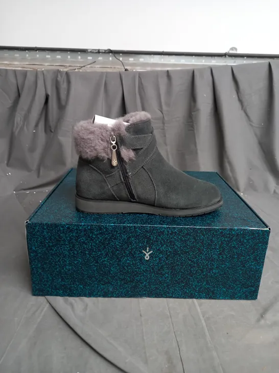 EMU MERAK SUEDE BOOTS SIZE 5