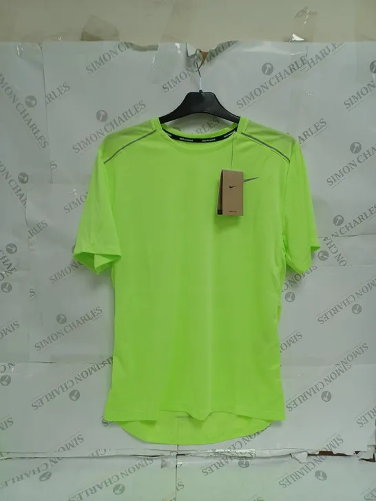 SMALL GREEN NIKE RUNNING T-SHIRT 