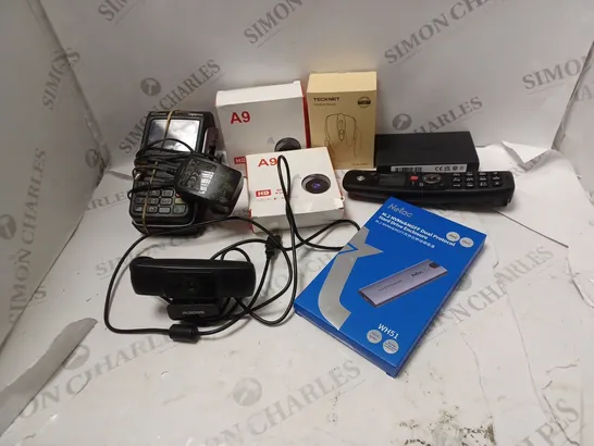 APPROXIMATELY 20 ASSORTED ITEMS TO INCLUDE CARD READERS, MOUSES AND WEB CAMERAS