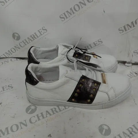 DANNII MINOGUE WHITE/BLACK LEATHER BUNGEE LACE TRAINER - SIZE 5