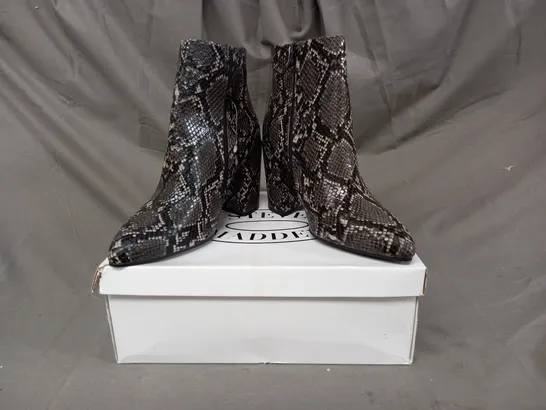 BOXED PAIR OF STEVE MADDEN ANKLE BOOTS IN GREY/OTHER SNAKE EU SIZE 41