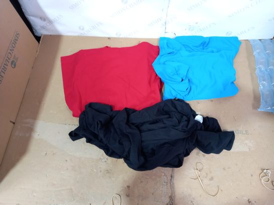 LOT OF APPROXIMATELY 50 ASSORTED BRAND NEW DESIGNER CLOTHING ITEMS TO INCLUDE GILDAN BLACK LONG SLEEVED TOP, JUST COOL BLUE TOP, UNEEK PREMIUM RED T-SHIRT ETC
