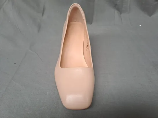 BOXED PAIR OF DESIGNER CLOSED TOE BLOCK HEEL SLIP-ON SHOES IN NUDE UK SIZE 6