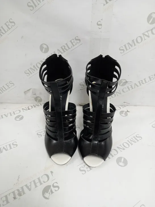 APPROXIMATELY 8 PAIRS OF LOVE SHOES BY INTERNACIONALE SAFFI BLOCK HEELED GLADIATOR SANDALS IN BLACK SIZE 3