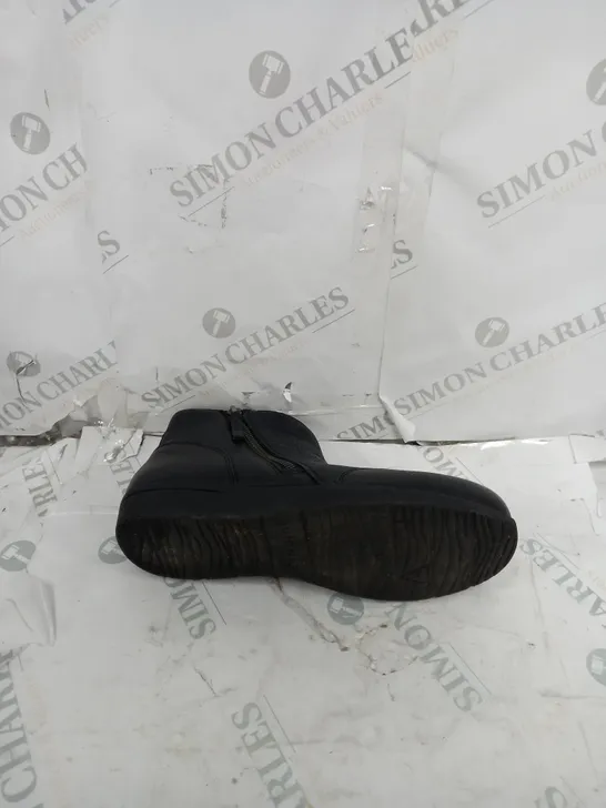 UNBOXED PAIR OF VIONIC LOIS BOOTS IN BLACK UK SIZE 6