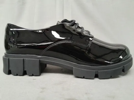 BOXED PAIR OF CLARKS LACE-UP SHOES IN GLOSSY BLACK UK SIZE 7