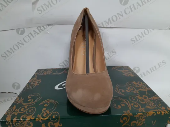 BOXED PAIR OF CLARAS CLOSED TOE THIN BLOCK HEELS IN CAMEL - SIZE 38