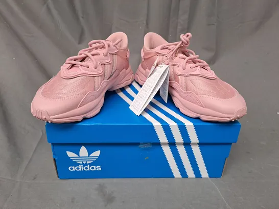 BOXED PAIR OF ADIDAS OZWEEGO J SHOES IN PINK UK SIZE 5