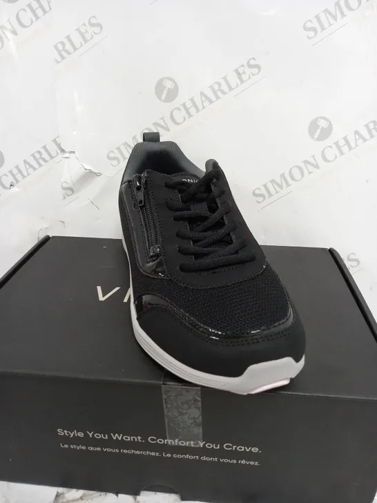 BOXED VIONIC AGILE CASSIS ZIP TRAINER IN BLACK - SIZE 5