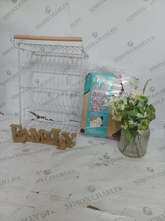 BOX OF APPROX 8 ASSORTED ITEMS TO INCLUDE - VASE , DRYING RACK , BED SHEET ETC