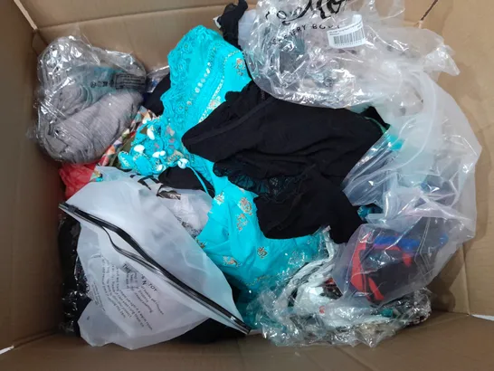 BOX OF APPROXIMATELY 25 ASSORTED CLOTHING ITEMS TO INCLUDE - DRESSES - TOPS - NIGHTWEAR - ETC