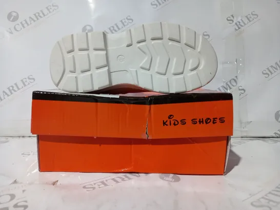 BOXED PAIR OF SPORT FASHION KIDS SHOES IN CREAM EU SIZE 30