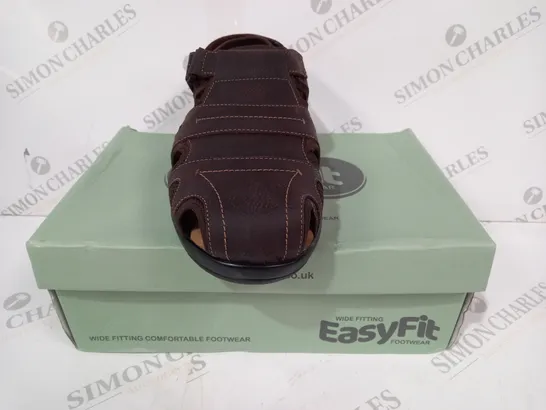 BOXED PAIR OF EASY FIT BRUNO WIDE SANDALS IN BROWN UK SIZE 11