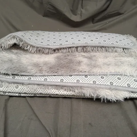 UNBRANDED FLUFFY FLOOR MAT IN WHITE/GREY MOTTLE 