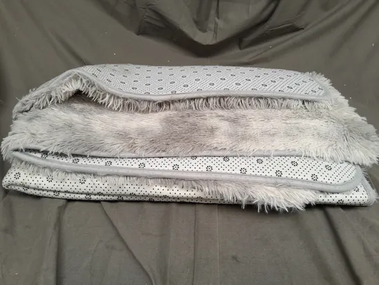 UNBRANDED FLUFFY FLOOR MAT IN WHITE/GREY MOTTLE 