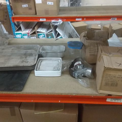 LOT OF APPROXIMATELY 8 ASSORTED CATERING ITEMS TO INCLUDE MELAMINE BOWLS, SERVING JUGS, BAKING DISH LINERS ETC