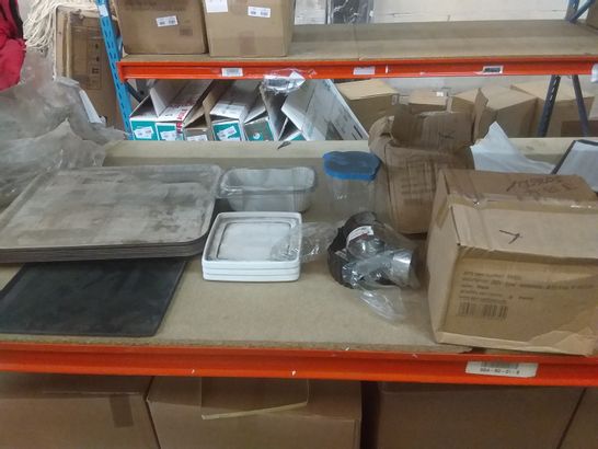 LOT OF APPROXIMATELY 8 ASSORTED CATERING ITEMS TO INCLUDE MELAMINE BOWLS, SERVING JUGS, BAKING DISH LINERS ETC