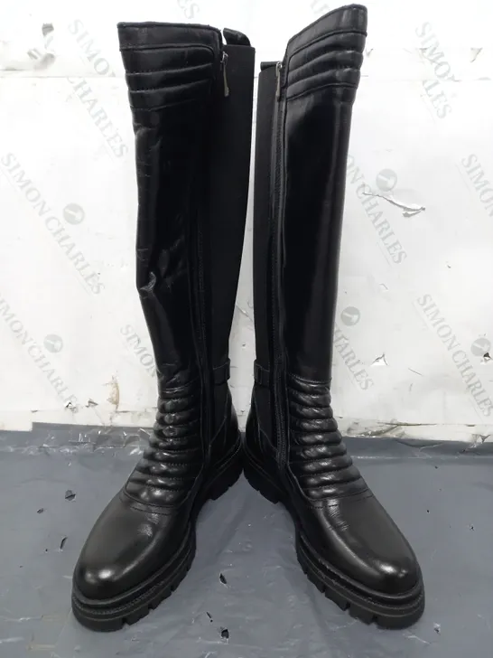 BOXED PAIR OF MODA IN PELLE QUILTED FRTONT KNEE-HIGH BOOTS IN BLACK SIZE 6