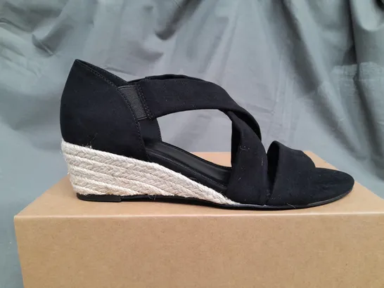 BOXED EVERYDAY BLACK OPEN TOE PLATFROM SANDALS - UK 6