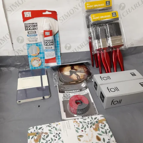 BOX OF APPROXIMATELY 15 ASSORTED ITEMS TO INCLUDE - PAINT BRUSHES, PLACEMATS, JOURNAL ETC