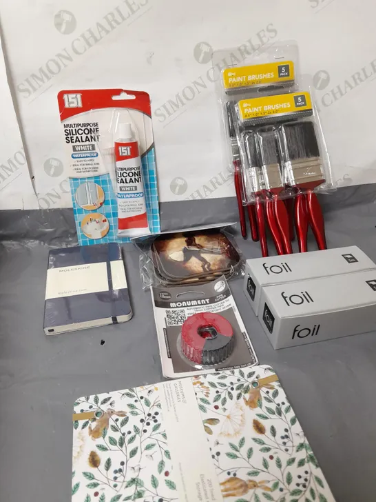 BOX OF APPROXIMATELY 15 ASSORTED ITEMS TO INCLUDE - PAINT BRUSHES, PLACEMATS, JOURNAL ETC