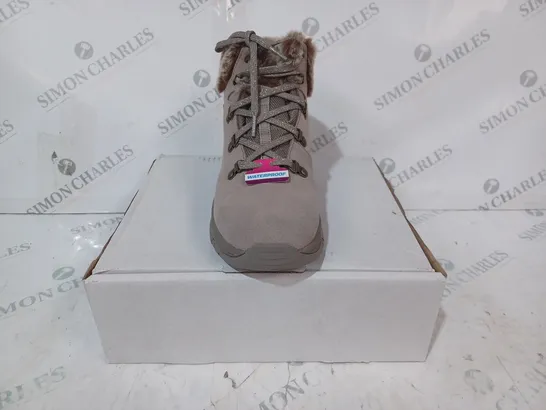 BOXED PAIR OF SKECHERS TREGO LACE UP FAUX FUR CUFF WATERPROOF BOOT TAUPE - SIZE 6