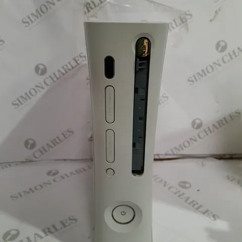 XBOX 360 GAMING CONSOLE IN WHITE 