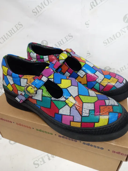 BOXED PAIR OF ADESSO ABSTRACT MULTICOLOURED PRINT SHOES SIZE 7