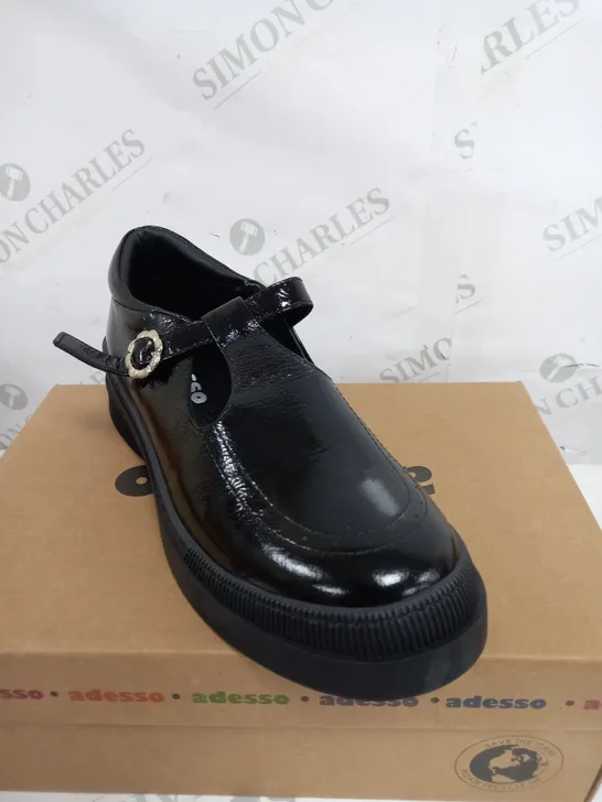 BOXED PAIR OF ADESSO BLACK LEATHER SHOES SIZE 7