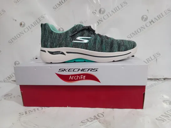 BOXED PAIR OF SKECHERS GO WALK ARCH FIT TRAINER IN CYAN TEXTILE SIZE 6