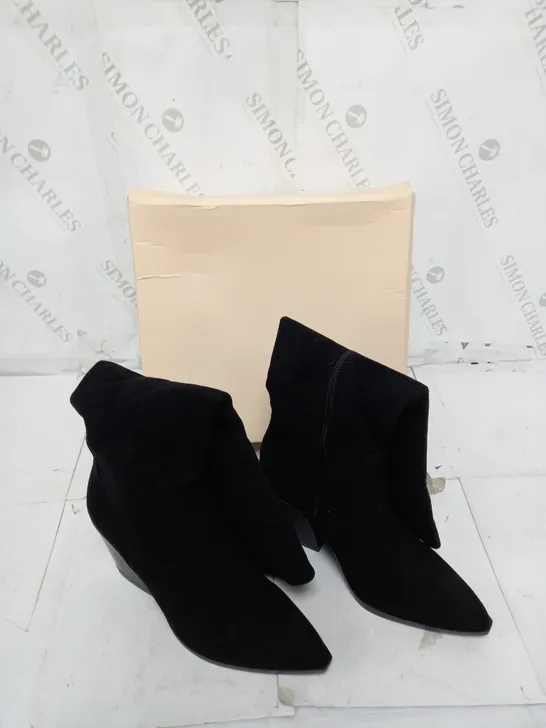 BOXED PAIR OF KNEE HIGH ZIP BLACK BOOTS SIZE 37
