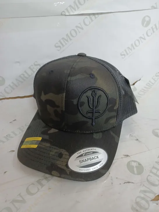 BOXED THRUDARK CAP IN BLACK CAMO 