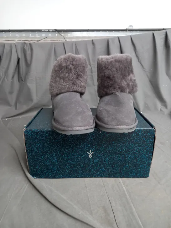 BOXED EMU HANDMADE LARA MINI BOOT SIZE 4