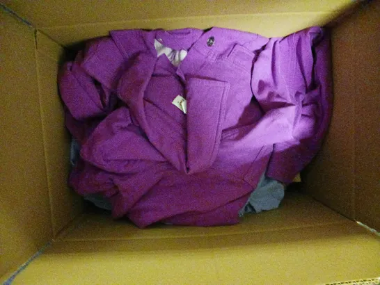 BOX OF APPROXIMATELY 10 ASSORTED CLOTHING AND FASHION ITEMS IN VARIOUS STYLES, SIZES, AND COLOURS / COLLECTION ONLY 