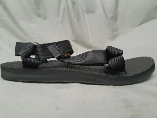 BOXED PAIR OF TEVA OPEN TOE SANDALS IN BLACK UK SIZE 8