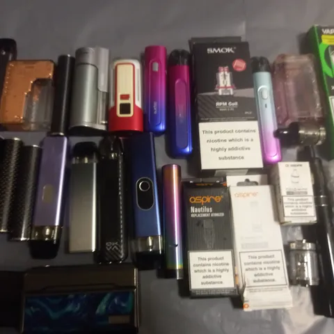 LOT OF APPROXIMATELY 20 ASSORTED VAPING PARTS AND ACCESSORIES TO INCLUDE GEEK VAPE, INNOKIN AND SMOK