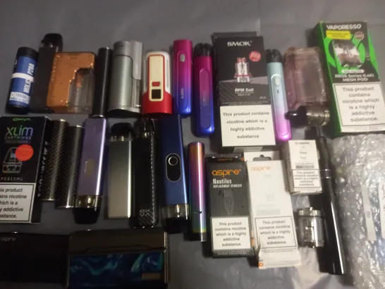 LOT OF APPROXIMATELY 20 ASSORTED VAPING PARTS AND ACCESSORIES TO INCLUDE GEEK VAPE, INNOKIN AND SMOK