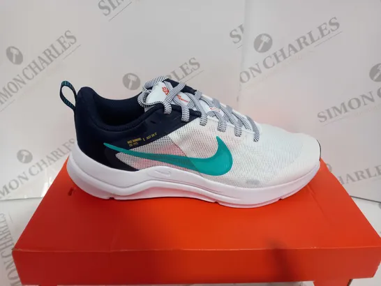 BOXED PAIR NIKE DOWNSHIFTER 12 SIZE UK7 IN WHITE/CLEAR JADE-OBSIDIAN 