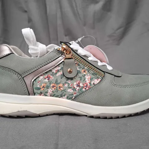 BOXED PAIR OF IVORY CASTLE SHOES IN GREEN W. FLORAL PATTERN SIZE 3