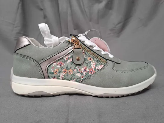 BOXED PAIR OF IVORY CASTLE SHOES IN GREEN W. FLORAL PATTERN SIZE 3