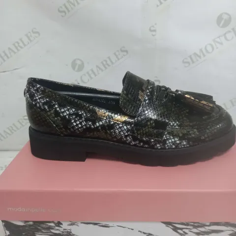 MODA IN PELLE KINSLEY TASSLE LOAFER IN SNAKE SKIN DESIGN SIZE 4