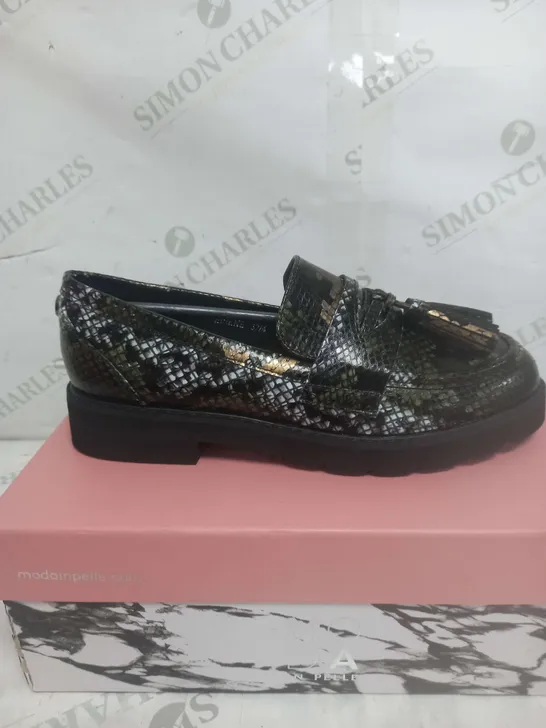 MODA IN PELLE KINSLEY TASSLE LOAFER IN SNAKE SKIN DESIGN SIZE 4