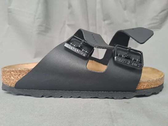 BOXED PAIR OF BIRKENSTOCK ARIZONA BS OPEN TOE SANDALS IN BLACK UK SIZE 4.5