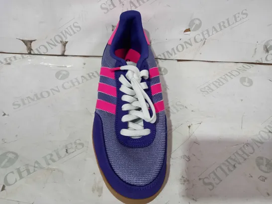 BOXED PAIR OF ADIDAS SHOES IN PURPLE/PINK UK SIZE 8